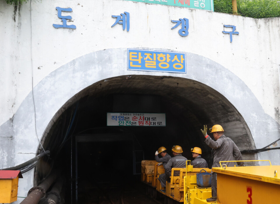 석탄공사 최후의 광부들 (삼척=연합뉴스) 양지웅 기자 = 27일 강원 삼척시 도계광업소에서 광부들이 펌프 설비 점검을 위해 갱내로 향하고 있다. 도계광업소는 대한석탄공사의 마지막 탄광으로 나흘 뒤인 내달 1일 문을 닫는다. 2025.6.27 yangdoo@yna.co.kr/2025-06-27 10:03:21/