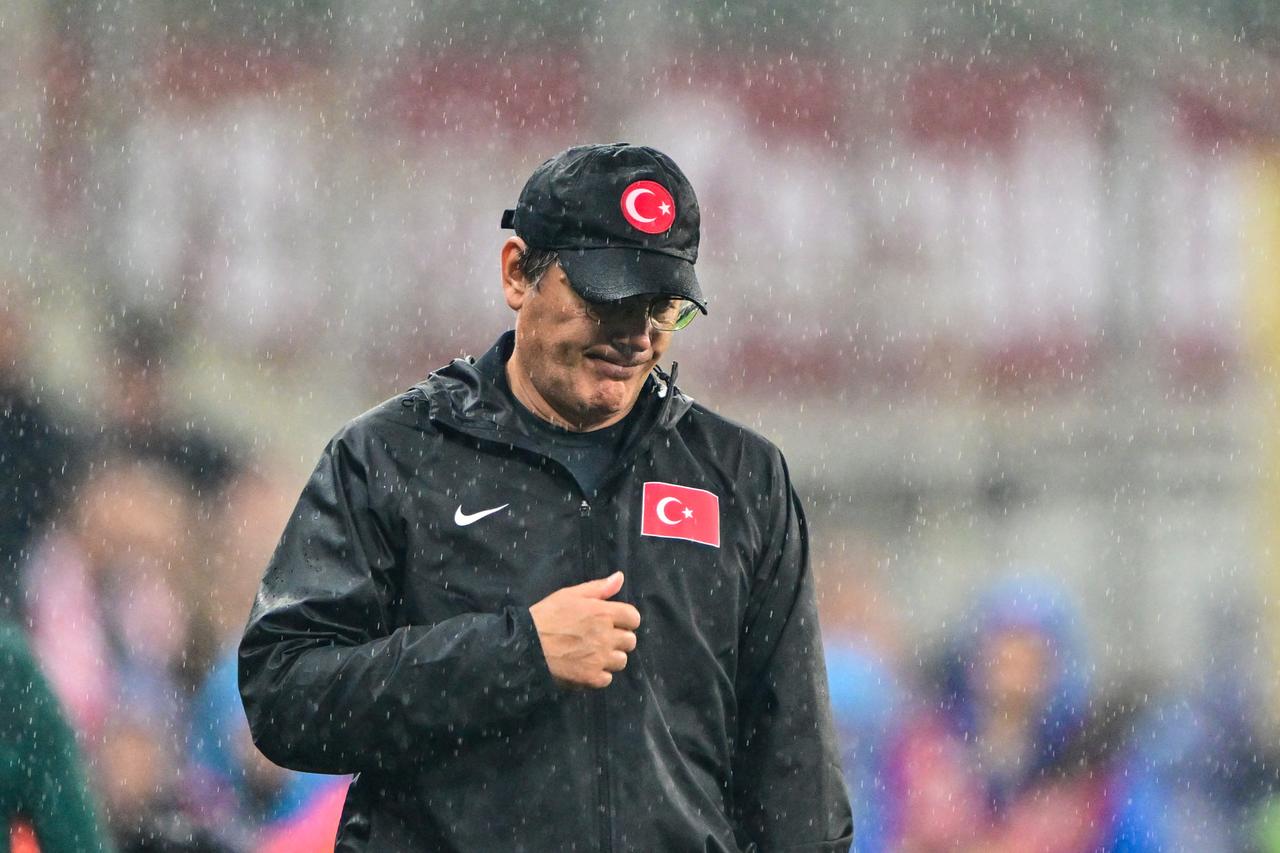 Head coach Vincenzo Montella of the Türkiye national football team follows the UEFA Nations League A Group 1 match between Türkiye and Italy at Yuzuncu Yil Ataturk Stadium in Bursa, Türkiye on September 28, 2026. (AA Photo)