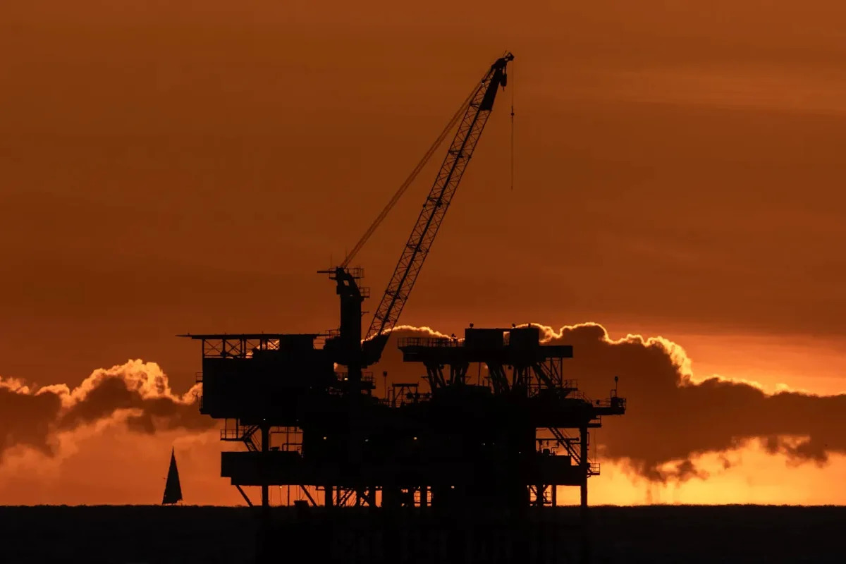 Dow Futures Slip, S&P 500, Nasdaq Futures Climb As Oil Nears $100 A Barrel: RKLB, AMD, ORCL, SMR Stocks In Focus