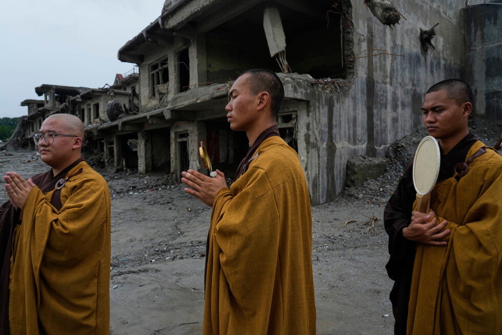 Flags lowered as Nepal mourns 1,300 flood victims